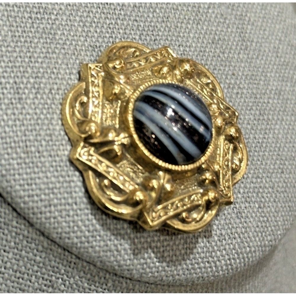 1928 Brand Textured Gold Tone Brooch Black White Glass Cabochon 1.25"